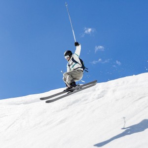 开云体育-绿茵场上的情绪火山，当国安指挥的怒吼遇上莱比锡摔碎的水瓶，绿茵情绪对决，怒吼与摔瓶的爆裂瞬间